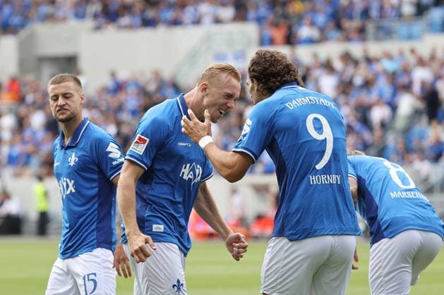 02 08 2025, xtvx, Fußball 2 Bundesliga, SV Darmstadt 98 VfL Bochum v l Goal scored, Tor zum 1 0 Isac Lidberg SV Darmstadt 98 Torjubel, Goal celebration, celebrate the goal, celebrates scoring Isac Lidberg SV Darmstadt 98 Fraser Hornby SV Darmstadt 98 DFL DFB REGULATIONS PROHIBIT ANY USE OF PHOTOGRAPHS as IMAGE SEQUENCES and or QUASI VIDEO Darmstadt