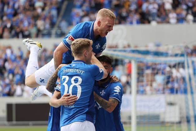 02 08 2025, xtvx, Fußball 2 Bundesliga, SV Darmstadt 98 VfL Bochum v l Goal scored, Tor zum 1 0 Isac Lidberg SV Darmstadt 98 Torjubel, Goal celebration, celebrate the goal, celebrates scoring DFL DFB REGULATIONS PROHIBIT ANY USE OF PHOTOGRAPHS as IMAGE SEQUENCES and or QUASI VIDEO Darmstadt