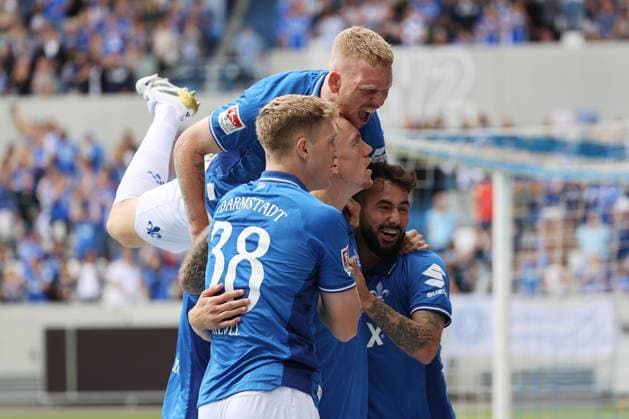 Sport Bilder des Tages 02.08.2025, xtvx, Fussball 2.Bundesliga, SV Darmstadt 98 - VfL Bochum v.l. Goal scored, Tor zum 1:0 Isac Lidberg (SV Darmstadt 98) Torjubel, Goal celebration, celebrate the goal, celebrates scoring (DFL DFB REGULATIONS PROHIBIT ANY USE OF PHOTOGRAPHS as IMAGE SEQUENCES and or QUASI-VIDEO) Darmstadt *** 02 08 2025, xtvx, Fußball 2 Bundesliga, SV Darmstadt 98 VfL Bochum v l Goal scored, Tor zum 1 0 Isac Lidberg SV Darmstadt 98 Torjubel, Goal celebration, celebrate the goal, celebrates scoring DFL DFB REGULATIONS PROHIBIT ANY USE OF PHOTOGRAPHS as IMAGE SEQUENCES and or QUASI VIDEO Darmstadt