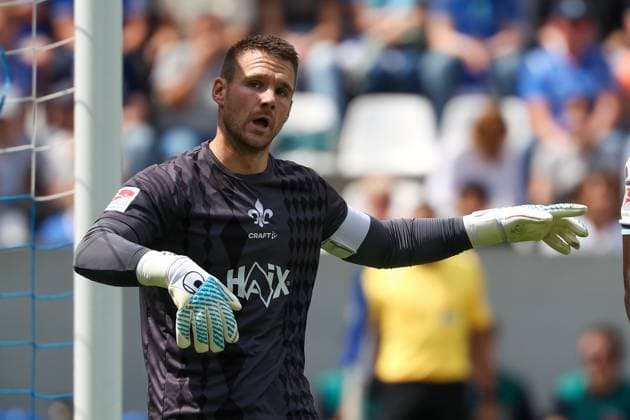 2025 08 02 xJFAx 2 Bundesliga Season 2025 26 1 Matchday SV Darmstadt 98 VFL Bochum v l , Goalkeeper, Goalkeeper Marcel Schuhen SV Darmstadt 98 gives instructions, gesticulates, gesticulate with arms gives instructions, gesticulate DFL DFB REGULATIONS PROHIBIT ANY USE OF PHOTOGRAPHS as IMAGE SEQUENCES and or QUASI VIDEO Copyright: JoaquimxFerreira