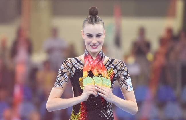 Sport Bilder des Tages 02.08.2025, xhbx, Turnen Rhythmische Sportgymnastik DM Gerätefinals, Die Finals 2025 v.l. Darja Varfolomeev (TSV Schmiden) mit 5 Mal Gold, Siegeehrung (DFL DFB REGULATIONS PROHIBIT ANY USE OF PHOTOGRAPHS as IMAGE SEQUENCES and or QUASI-VIDEO) Dresden *** 02 08 2025, xhbx, Gymnastics Rhythmic gymnastics DM apparatus finals, The finals 2025 v l Darja Varfolomeev TSV Schmiden with 5 times gold, Victory ceremony DFL DFB REGULATIONS PROHIBIT ANY USE OF PHOTOGRAPHS as IMAGE SEQUENCES and or QUASI VIDEO Dresden