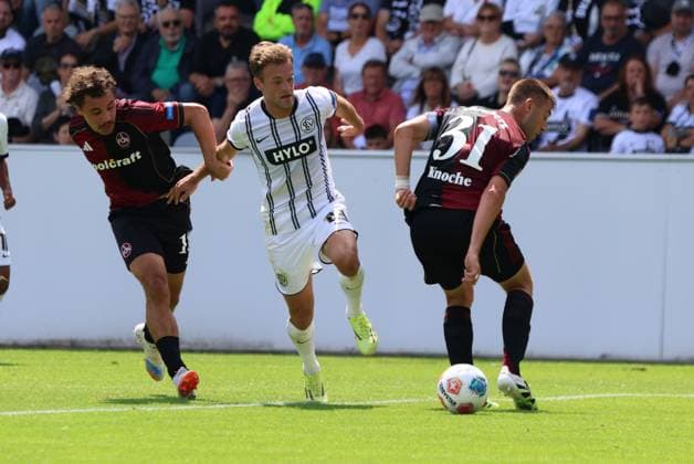 02 08 2025, Football, Men, 2 Bundesliga, Season 2025 2026, SV 07 Elversberg 1 FC Nürnberg, Tom Zimmerschied SV 07 Elversberg , Robin Knoche 1 FC Nürnberg , Rafael Lubach 1 FC Nürnberg Elversberg Ursapharm Arena an der Kaiserlinde Saarland Germany DEU Copyright: xSebastianxBachx
