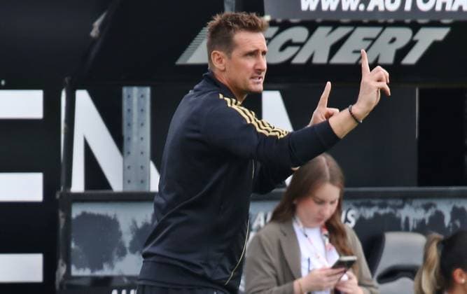 02 08 2025, xpfrx, Soccer 2 Bundesliga, SV Elversberg 1 FC Nürnberg Coach Miroslav Klose Nürnberg gives instructions to his players DFL DFB REGULATIONS PROHIBIT ANY USE OF PHOTOGRAPHS as IMAGE SEQUENCES and or QUASI VIDEO Elversberg