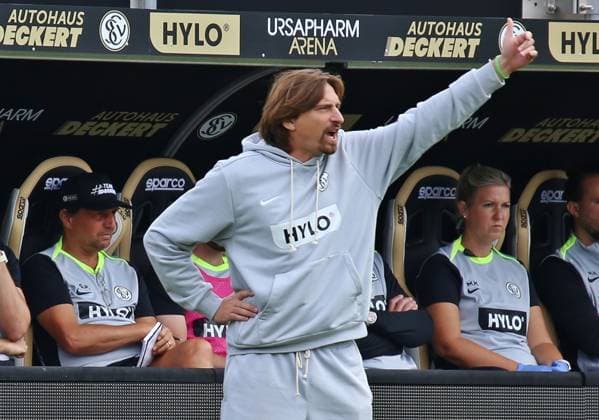 02 08 2025, xpfrx, Soccer 2 Bundesliga, SV Elversberg 1 FC Nürnberg Coach Vincent Wagner Elversberg gives instructions to his players DFL DFB REGULATIONS PROHIBIT ANY USE OF PHOTOGRAPHS as IMAGE SEQUENCES and or QUASI VIDEO Elversberg