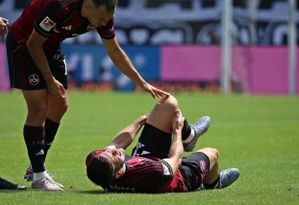 02 08 2025, xpfrx, Soccer 2 Bundesliga, SV Elversberg 1 FC Nürnberg v l Luka Lochoshvili Nürnberg lies on the ground in pain DFL DFB REGULATIONS PROHIBIT ANY USE OF PHOTOGRAPHS as IMAGE SEQUENCES and or QUASI VIDEO Elversberg