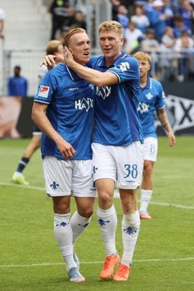02 08 2025, xtvx, Fußball 2 Bundesliga, SV Darmstadt 98 VfL Bochum v l Goal scored, Tor zum 2 1 Isac Lidberg SV Darmstadt 98 Torjubel, Goal celebration, celebrate the goal, celebrates scoring FIsac Lidberg SV Darmstadt 98 Clemens Riedel SV Darmstadt 98 DFL DFB REGULATIONS PROHIBIT ANY USE OF PHOTOGRAPHS as IMAGE SEQUENCES and or QUASI VIDEO Darmstadt