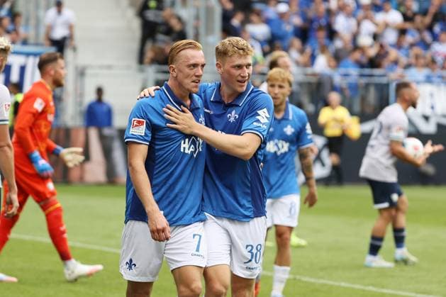 02 08 2025, xtvx, Fußball 2 Bundesliga, SV Darmstadt 98 VfL Bochum v l Goal scored, Tor zum 2 1 Isac Lidberg SV Darmstadt 98 Torjubel, Goal celebration, celebrate the goal, celebrates scoring Fraser Hornby SV Darmstadt 98 DFL DFB REGULATIONS PROHIBIT ANY USE OF PHOTOGRAPHS as IMAGE SEQUENCES and or QUASI VIDEO Darmstadt