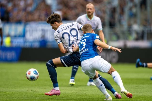 Moritz Broschinski VfL Bochum, 29 in duel with Fabian Nürnberger SV Darmstadt 1898, 15 , GER, SV Darmstadt 98 vs VfL Bochum, Football, 2 Bundesliga, Matchday 1, Season 2025 2026, 02 08 2025 DFL REGULATIONS PROHIBIT ANY USE OF PHOTOGRAPHS AS IMAGE SEQUENCES AND OR QUASI VIDEO GER, SV Darmstadt 98 vs VfL Bochum, Football, 2 Bundesliga, Matchday 1, Season 2025 2026, 02 08 2025 Darmstadt Copyright: xEibner-Pressefoto FlorianxWiegandx EP_FWD
