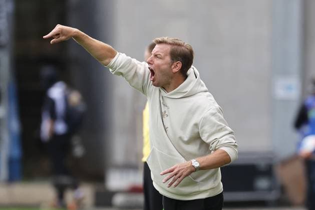 02 08 2025, xtvx, Fußball 2 Bundesliga, SV Darmstadt 98 VfL Bochum v l Trainer Florian Kohfeldt SV Darmstadt 98 gibt Anweisungen, gestikuliert, mit den Armen gestikulieren gives instructions, gesticulates DFL DFB REGULATIONS PROHIBIT ANY USE OF PHOTOGRAPHS as IMAGE SEQUENCES and or QUASI VIDEO Darmstadt