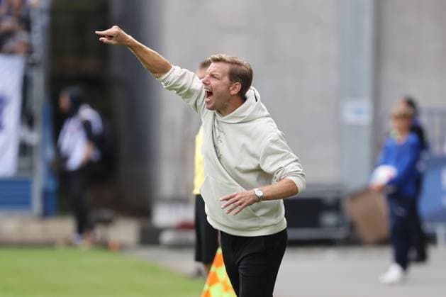02 08 2025, xtvx, Fußball 2 Bundesliga, SV Darmstadt 98 VfL Bochum v l Trainer Florian Kohfeldt SV Darmstadt 98 gibt Anweisungen, gestikuliert, mit den Armen gestikulieren gives instructions, gesticulates DFL DFB REGULATIONS PROHIBIT ANY USE OF PHOTOGRAPHS as IMAGE SEQUENCES and or QUASI VIDEO Darmstadt