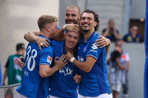 2025 08 02 xJFAx 2 Bundesliga Season 2025 26 1 Matchday SV Darmstadt 98 VFL Bochum v l , Clemens Riedel SV Darmstadt 98 , Aleksander Vukovic SV Darmstadt 98 , Isac Alexi Sivert Lidberg SV Darmstadt 98 , Fraser Hornby SV Darmstadt 98 Torjubel, Goal celebration, celebrate the goal zum 3 1 DFL DFB REGULATIONS PROHIBIT ANY USE OF PHOTOGRAPHS as IMAGE SEQUENCES and or QUASI VIDEO Copyright: JoaquimxFerreira