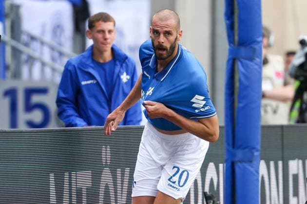 2025 08 02 xJFAx 2 Bundesliga Season 2025 26 1 Matchday SV Darmstadt 98 VFL Bochum v l , Aleksander Vukovic SV Darmstadt 98 Torjubel, Goal celebration, celebrate the goal zum 4 1 DFL DFB REGULATIONS PROHIBIT ANY USE OF PHOTOGRAPHS as IMAGE SEQUENCES and or QUASI VIDEO Copyright: JoaquimxFerreira