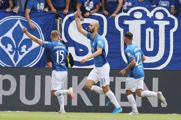 02 08 2025, xtvx, Fußball 2 Bundesliga, SV Darmstadt 98 VfL Bochum v l Goal scored, Tor zum 4 1 Aleksandar Vukotic SV Darmstadt 98 Torjubel, Goal celebration, celebrate the goal, celebrates scoring DFL DFB REGULATIONS PROHIBIT ANY USE OF PHOTOGRAPHS as IMAGE SEQUENCES and or QUASI VIDEO Darmstadt