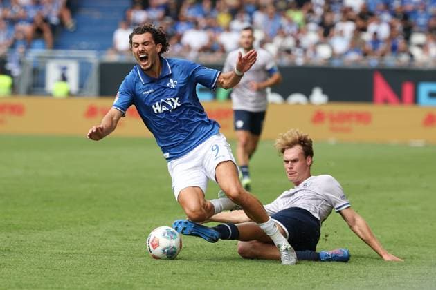 2025 08 02 xJFAx 2 Bundesliga Season 2025 26 1 Matchday SV Darmstadt 98 VFL Bochum v l , Fraser Hornby SV Darmstadt 98 , Mats Pannewig VFL Bochum Zweikampf, Action, Aktion, Battles for the Ball DFL DFB REGULATIONS PROHIBIT ANY USE OF PHOTOGRAPHS as IMAGE SEQUENCES and or QUASI VIDEO Copyright: JoaquimxFerreira