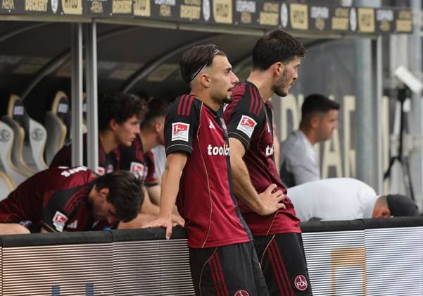 02 08 2025 Soccer season 2025 2026 2 Soccer Bundesliga 01 Matchday SV Elversberg SVE 1 FC Nürnberg FCN Club Sportfoto Zink DaMa xdaxmax DFL regulations prohibit any use of photographs as image sequences and or quasi video only for editorial use Berkay Yilmaz 21, 1 FC Nürnberg FCN Luka Lochoshvili 24, 1 FC Nürnberg FCN and team Team disappointed Disappointment after the end of the match