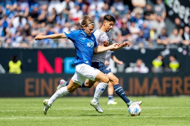 Fynn Lakenmacher SV Darmstadt 1898, 19 in duel with Cajetan Benjamin Lenz VfL Bochum, 34 GER, SV Darmstadt 98 vs VfL Bochum, Soccer, 2 Bundesliga, Matchday 1, Season 2025 2026, 02 08 2025 DFL REGULATES PROHIBIT ANY USE OF PHOTOGRAPHS AS IMAGE SEQUENCES AND OR QUASI VIDEO GER, SV Darmstadt 98 vs VfL Bochum, Football, 2 Bundesliga, 1 Matchday, Season 2025 2026, 02 08 2025 Darmstadt Copyright: xEibner-Pressefoto FlorianxWiegandx EP_FWD