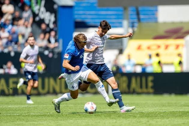 Fynn Lakenmacher SV Darmstadt 1898, 19 in duel with Cajetan Benjamin Lenz VfL Bochum, 34 GER, SV Darmstadt 98 vs VfL Bochum, Soccer, 2 Bundesliga, Matchday 1, Season 2025 2026, 02 08 2025 DFL REGULATES PROHIBIT ANY USE OF PHOTOGRAPHS AS IMAGE SEQUENCES AND OR QUASI VIDEO GER, SV Darmstadt 98 vs VfL Bochum, Football, 2 Bundesliga, 1 Matchday, Season 2025 2026, 02 08 2025 Darmstadt Copyright: xEibner-Pressefoto FlorianxWiegandx EP_FWD