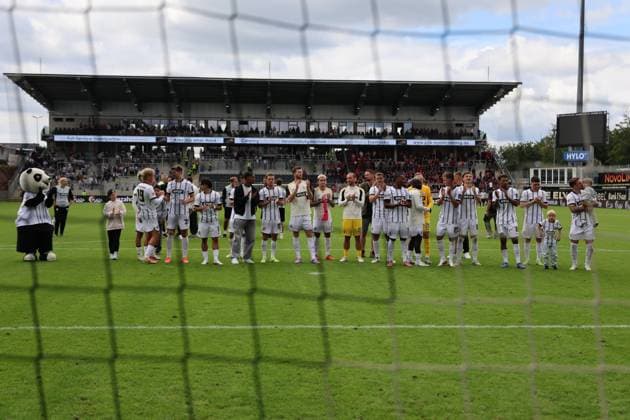 02 08 2025, Football, Men, 2 Bundesliga, Season 2025 2026, SV 07 Elversberg 1 FC Nürnberg, The team SV 07 Elversberg celebrates the victory Elversberg Ursapharm Arena an der Kaiserlinde Saarland Germany DEU Copyright: xSebastianxBachx