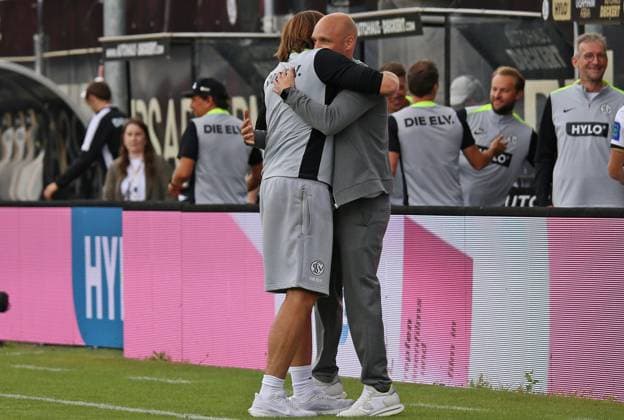 02 08 2025, xpfrx, Soccer 2 Bundesliga, SV Elversberg 1 FC Nürnberg v l Coach Vincent Wagner, Sports Director Nils Ole Book Elversberg celebrate the victory directly after the final whistle DFL DFB REGULATIONS PROHIBIT ANY USE OF PHOTOGRAPHS as IMAGE SEQUENCES and or QUASI VIDEO Elversberg