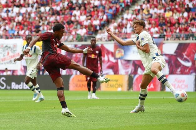 02 08 2025, xtgx, football test match, RB Leipzig Atalanta Bergama emspor, v l Lois Openda Leipzig, 11 schiesst Tor, schießt, Torschuetze, erzielt Tor, Treffer, scores the goal 1 0 DFL DFB REGULATIONS PROHIBIT ANY USE OF PHOTOGRAPHS as IMAGE SEQUENCES and or QUASI VIDEO Leipzig