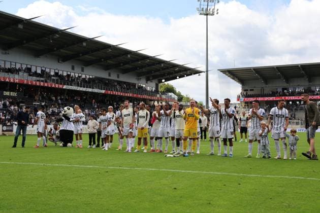 02 08 2025, Football, Men, 2 Bundesliga, Season 2025 2026, SV 07 Elversberg 1 FC Nürnberg, The team SV 07 Elversberg celebrates the victory Elversberg Ursapharm Arena an der Kaiserlinde Saarland Germany DEU Copyright: xSebastianxBachx