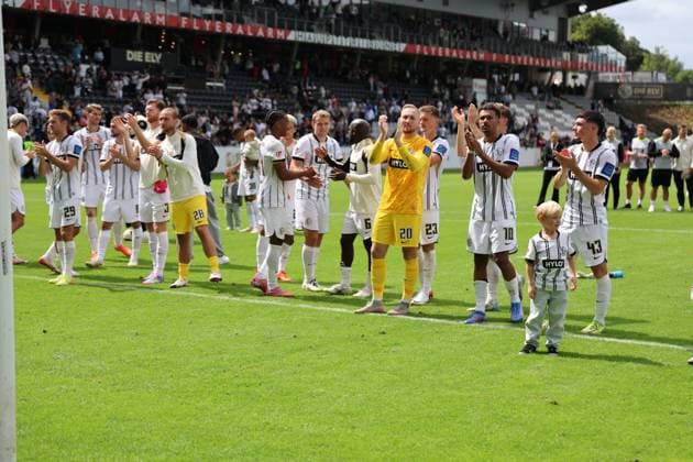02 08 2025, Football, Men, 2 Bundesliga, Season 2025 2026, SV 07 Elversberg 1 FC Nürnberg, The team SV 07 Elversberg celebrates the victory Elversberg Ursapharm Arena an der Kaiserlinde Saarland Germany DEU Copyright: xSebastianxBachx