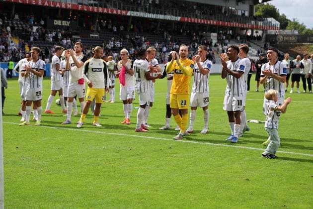 02 08 2025, Football, Men, 2 Bundesliga, Season 2025 2026, SV 07 Elversberg 1 FC Nürnberg, The team SV 07 Elversberg celebrates the victory Elversberg Ursapharm Arena an der Kaiserlinde Saarland Germany DEU Copyright: xSebastianxBachx