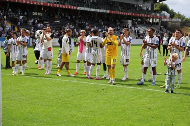 02 08 2025, Football, Men, 2 Bundesliga, Season 2025 2026, SV 07 Elversberg 1 FC Nürnberg, The team SV 07 Elversberg celebrates the victory Elversberg Ursapharm Arena an der Kaiserlinde Saarland Germany DEU Copyright: xSebastianxBachx