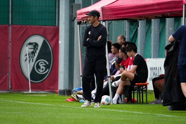 Germany, Football, 1 Bundesliga, Season 2025 2026, Friendly match SC Freiburg vs Hamburger SV Europa Park Stadion Freiburg Julian Schuster SC Freiburg, Coach Freiburg Europa Park Stadion Baden Württemberg Germany Copyright: xFINLEYxMÖRCHx