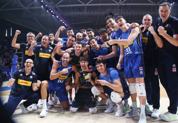 (250802) -- NINGBO, Aug. 2, 2025 -- Team Italy celebrate after the semifinal match between Italy and Slovenia at the 2025 Volleyball Nations League (VNL) Men s Final Round in Ningbo, east China s Zhejiang Province, Aug. 2, 2025. (Photo by Xinhua) (SP)CHINA-NINGBO-VOLLEYBALL-VOLLEYBALL NATIONS LEAGUE-ITALY VS SLOVENIA (CN) SuoxXianglu 