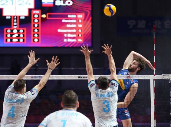 (250802) -- NINGBO, Aug. 2, 2025 -- Kamil Rychlicki (1st R) of Italy competes during the semifinal match between Italy and Slovenia at the 2025 Volleyball Nations League (VNL) Men s Final Round in Ningbo, east China s Zhejiang Province, Aug. 2, 2025. (Photo by Xinhua) (SP)CHINA-NINGBO-VOLLEYBALL-VOLLEYBALL NATIONS LEAGUE-ITALY VS SLOVENIA (CN) SuoxXianglu 