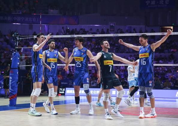 (250802) -- NINGBO, Aug. 2, 2025 -- Players of Italy celebrate after the semifinal match between Italy and Slovenia at the 2025 Volleyball Nations League (VNL) Men s Final Round in Ningbo, east China s Zhejiang Province, Aug. 2, 2025. (Photo by Xinhua) (SP)CHINA-NINGBO-VOLLEYBALL-VOLLEYBALL NATIONS LEAGUE-ITALY VS SLOVENIA (CN) SuoxXianglu 