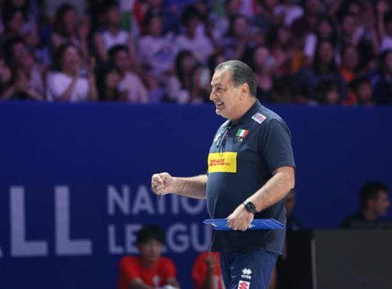 (250802) -- NINGBO, Aug. 2, 2025 -- Ferdinando De Giorgi, head coach of Italy, celebrates during the semifinal match between Italy and Slovenia at the 2025 Volleyball Nations League (VNL) Men s Final Round in Ningbo, east China s Zhejiang Province, Aug. 2, 2025. (Photo by Xinhua) (SP)CHINA-NINGBO-VOLLEYBALL-VOLLEYBALL NATIONS LEAGUE-ITALY VS SLOVENIA (CN) SuoxXianglu 