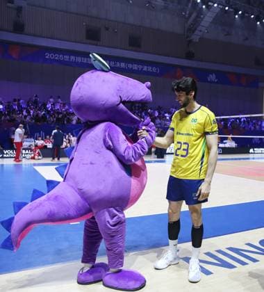 (250802) -- NINGBO, Aug. 2, 2025 -- Flavio Resende Gualberto (R) of Brazil shakes hands with mascot after the semifinal match between Poland and Brazil at the 2025 Volleyball Nations League (VNL) Men s Final Round in Ningbo, east China s Zhejiang Province, Aug. 2, 2025. (Photo by Xinhua) (SP)CHINA-NINGBO-VOLLEYBALL-VOLLEYBALL NATIONS LEAGUE-POLAND VS BRAZIL (CN) SuoxXianglu 