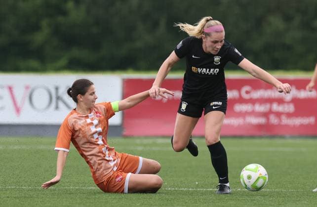 UEFA Women s Champions League First Qualifying Round Final, Athlone Town Stadium, Athlone 2 8 2025 Athlone Town vs ZNK Agram Athlone™s Sarah Rice and Ana Jakobasic of ZNK Agram Sarah Rice and Ana Jakobasic 2 8 2025  Copyright: x INPHO LorrainexOSullivanx 1Q0A1427