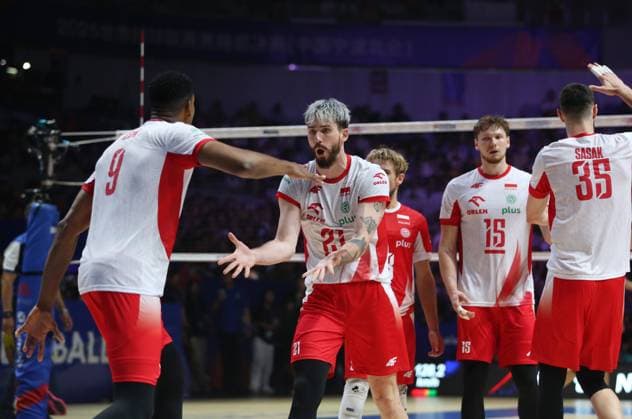 (250802) -- NINGBO, Aug. 2, 2025 -- Tomasz Fornal (2nd L) of Poland celebrates with teammate Wilfredo Leon Venero (1st L) during the semifinal match between Poland and Brazil at the 2025 Volleyball Nations League (VNL) Men s Final Round in Ningbo, east China s Zhejiang Province, Aug. 2, 2025. (Photo by Xinhua) (SP)CHINA-NINGBO-VOLLEYBALL-VOLLEYBALL NATIONS LEAGUE-POLAND VS BRAZIL (CN) SuoxXianglu 