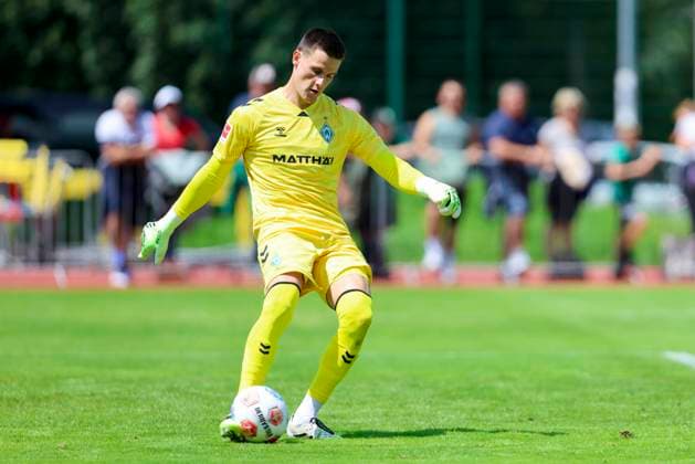 Torhueter Michael Zetterer (Werder Bremen) kontrolliert den Ball, Friendly match, Werder Bremen vs TSG 1899 Hoffenheim, Silberstadtarena am 01. August 2025 in Schwaz, Oesterreich. (Foto von Marco Steinbrenner DeFodi Images) Torhueter Michael Zetterer (Werder Bremen) controls the ball, Friendly match, Werder Bremen vs TSG 1899 Hoffenheim, Silberstadtarena, August 1, 2025 in Schwaz, Austria. (Photo by Marco Steinbrenner DeFodi Images) *** Goalkeeper Michael Zetterer Werder Bremen controls the ball, Friendly match, Werder Bremen vs TSG 1899 Hoffenheim, Silberstadtarena on August 01, 2025 in Schwaz, Austria Photo by Marco Steinbrenner DeFodi Images Goalkeeper Michael Zetterer Werder Bremen controls the ball, Friendly match, Werder Bremen vs TSG 1899 Hoffenheim, Silberstadtarena, August 1, 2025 in Schwaz, Austria Photo by Marco Steinbrenner DeFodi Images