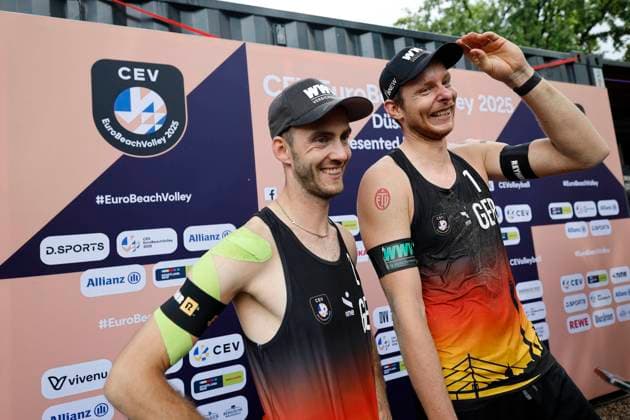 Düsseldorf, Deutschland, CEV EuroBeachVolley 2025 Europameisterschaft im Beach volleyball, Beachvolleyball auf der Anlage des Rochusclub in Düsseldorf 02.08.2025 Viertelfinale Nils EHLERS -GER - ( 1) re.- und Clemens WICKLER -GER- ( 2) li.-
