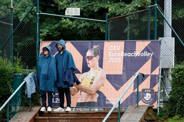 Düsseldorf, Deutschland, CEV EuroBeachVolley 2025 Europameisterschaft im Beach volleyball, Beachvolleyball auf der Anlage des Rochusclub in Düsseldorf 02.08.2025 Viertelfinale Zuschauer stehen im Regen im Rochusclub