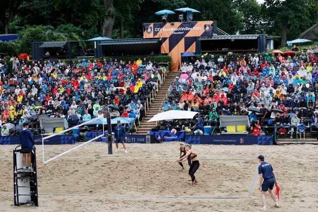 Düsseldorf, Deutschland, CEV EuroBeachVolley 2025 Europameisterschaft im Beach volleyball, Beachvolleyball auf der Anlage des Rochusclub in Düsseldorf 02.08.2025 Damen Halbfinale MÜLLER Svenja (GER) 1 und TILLMANN Cinja (GER) 2 gegen VIEIRA ClÃ mence (FRA) 1 und CHAMEREAU Aline (FRA) 2 Die Zuschauerränge des Center Courts des Rochusclubs