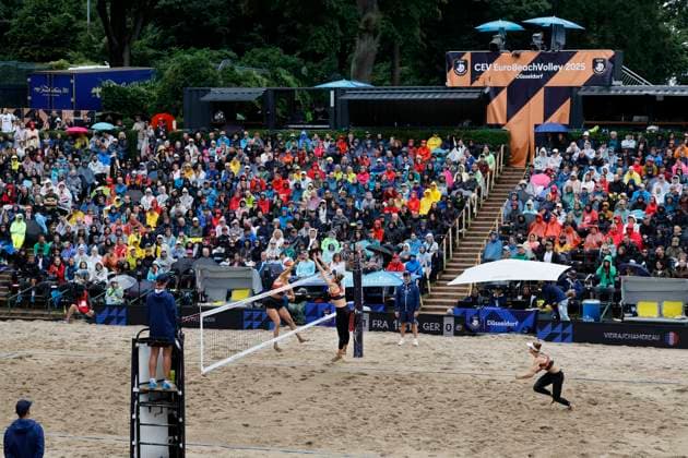Düsseldorf, Deutschland, CEV EuroBeachVolley 2025 Europameisterschaft im Beach volleyball, Beachvolleyball auf der Anlage des Rochusclub in Düsseldorf 02.08.2025 Damen Halbfinale MÜLLER Svenja (GER) 1 und TILLMANN Cinja (GER) 2 gegen VIEIRA ClÃ mence (FRA) 1 und CHAMEREAU Aline (FRA) 2 Die Zuschauerränge des Center Courts des Rochusclubs