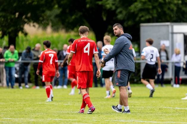 Fußball - U19 - DFB U19 Nachwuchsliga SSV Ulm 1846 Fussball U19 - FC Bayern München U19, 02.08.2025 02.08.2025, Fußball, U19, DFB U19-Nachwuchsliga, SSV Ulm 1846 Fussball U19 - FC Bayern München U19 1-2, v.l. 4 Raphael Pavlic (FC Bayern München U19), Trainer Peter Gaydarov (FC Bayern München U19) Foto: Lucca Fundel Albeck Sportplatz Baden-Württemberg Deutschland *** Soccer U19 DFB U19 Junior League SSV Ulm 1846 Football U19 FC Bayern Munich U19, 02 08 2025 02 08 2025, Football, U19, DFB U19 Junior League, SSV Ulm 1846 Football U19 FC Bayern Munich U19 1 2, f l 4 Raphael Pavlic FC Bayern Munich U19 , Coach Peter Gaydarov FC Bayern Munich U19 Photo Lucca Fundel Albeck Sports ground Baden Württemberg Germany