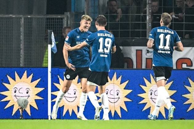 2. Liga - Arminia Bielefeld - Fortuna Düsseldorf am 02.08.2024 in der SchücoArena in Bielefeld Jubel, Torjubel, Torschuetze, Torschütze Julian Kania (Bielefeld) jubelt nach seinem Tor zum 2:1 mit Maximilian Großer Grosser (Bielefeld) *** 2 Liga Arminia Bielefeld Fortuna Düsseldorf on 02 08 2024 at SchücoArena in Bielefeld Cheering, goal celebration, goal scorer, goal scorer Julian Kania Bielefeld cheers after his goal to 2 1 with Maximilian Großer Grosser Bielefeld MT