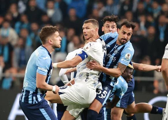 Adana Demirspor v Fenerbahce - Turkish Super Lig ADANA, TURKIYE - JANUARY 19: Dzeko (9) of Fenerbahce in action against Tolga Kalender (55) of Adana Demirspor during the Turkish Super Lig week 20 football match between Adana Demirspor and Fenerbahce, in Adana, Turkiye on January 19, 2025. Adana Turkey. Editorial use only. Please get in touch for any other usage.  Copyright: x2025xAnadoluxSerkanxAvcix