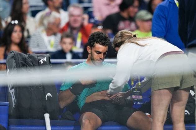 ATP, Tennis Herren Masters 1000 National Bank Open Toronto Presented by Rogers 2025 - Day 8 Francisco Cerundolo of Argentina being treated by the doctor during the game against Alexander Zverev of Germany during the Men s Singles round of 16 match on day 8 of the ATP Masters 1000 National Bank Open at Sobeys Stadium. on August 2, 2025 in Toronto, Canada. (Photo by Leonardo Ramirez Eyepix Group) Copyright: xLeonardoxRamirezx xEyepixxGroupx LR-01082025-03122