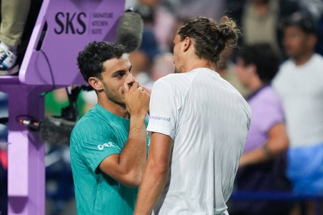 ATP, Tennis Herren Masters 1000 National Bank Open Toronto Presented by Rogers 2025 - Day 8 Francisco Cerundolo of Argentina speaks with Alexander Zverev of Germany after retiring from the game due to injury during the Men s Singles round of 16 match on day 8 of the ATP Masters 1000 National Bank Open at Sobeys Stadium. on August 2, 2025 in Toronto, Canada. (Photo by Leonardo Ramirez Eyepix Group) Copyright: xLeonardoxRamirezx xEyepixxGroupx LR-01082025-04253