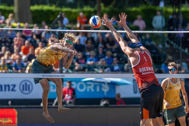 European Championship Beach Volleyball Düsseldorf, 03 08 2025 Jonathan Hellvig SWE yellow in attack, Stefan Boermans NED red in block European Championship Beach Volleyball Düsseldorf on 03 08 2025 Copyright: xBEAUTIFULxSPORTS PeterxWeberx