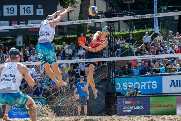 European Championship Beach Volleyball Düsseldorf, 03 08 2025 Steven van de Velde red, NED in attack, Anders Berntsen Mol NOR white in block European Championship Beach Volleyball Düsseldorf on 03 08 2025 Copyright: xBEAUTIFULxSPORTS PeterxWeberx