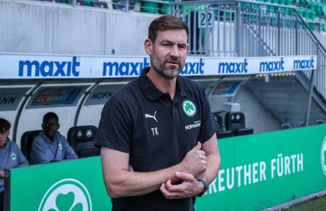 Coach Thomas Kleine Spvgg Greuther Fuerth , Spvgg Greuther Fuerth vs SG Dynamo Dresden, DFL, 2 Bundesliga, Saison 2025 2026, Hinrunde, 1 Spieltag, 03 08 2025 DFB regulations prohibit any use of photographs as image sequences and or quasi video Fuerth Bayern Germany Copyright: xkolbert-press MartinxAgüerax