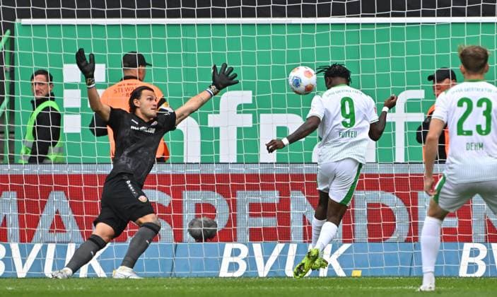 03 08 2025 Soccer season 2025 2026 2 Soccer Bundesliga 01 Matchday SpVgg Greuther Fürth Kleeblatt SG Dynamo Dresden SGD Sportfoto Zink MeZi xmexzix DFL regulations prohibit any use of photographs as image sequences and or quasi video only for editorial use Noel Futkeu 9, SpVgg Greuther Fürth scores goal Goal shot for 1 0 against Tim Schreiber 1, SG Dynamo Dresden SGD